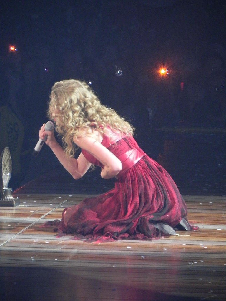 Taylor Swift — May 21 - Speak Now... Help Now! — photo 89