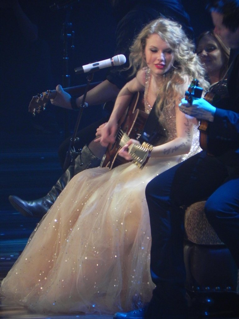 Taylor Swift — May 21 - Speak Now... Help Now! — photo 97