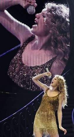 Taylor Swift — May 21 - Speak Now... Help Now! — photo 111