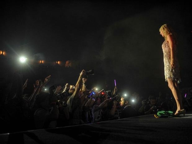 Taylor Swift — September 13 - Pocket Show — photo 7
