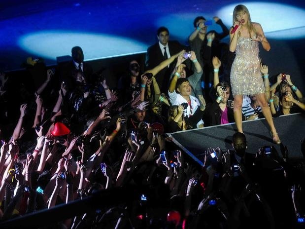 Taylor Swift — September 13 - Pocket Show — photo 13