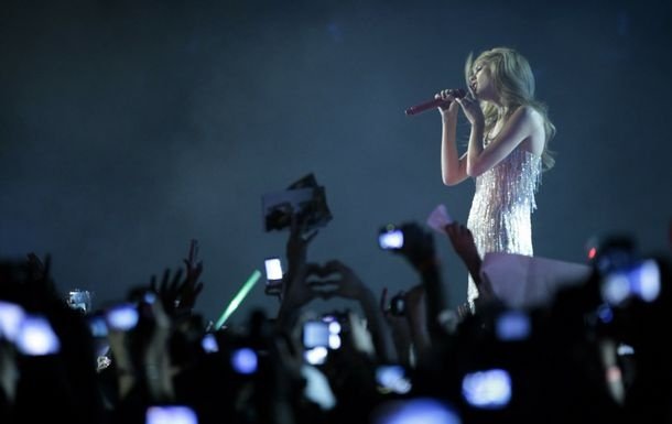 Taylor Swift — September 13 - Pocket Show — photo 22