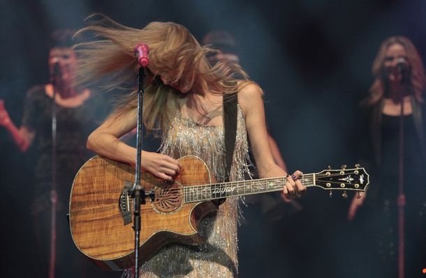 Taylor Swift — September 13 - Pocket Show — photo 28