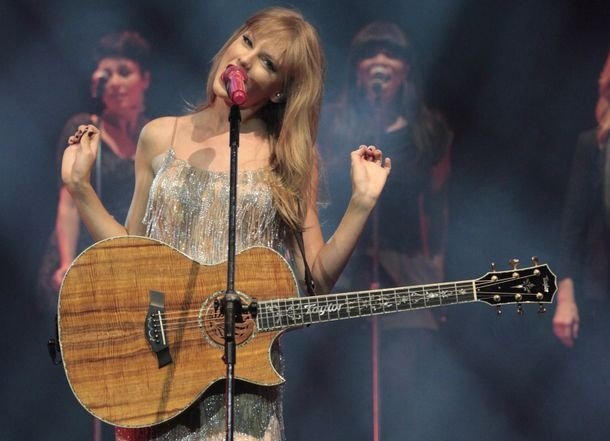 Taylor Swift — September 13 - Pocket Show — photo 32