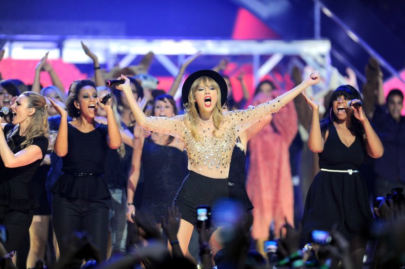 Taylor Swift — September 22 - iHeartRadio Music Festival — photo 184