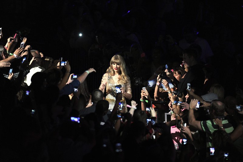 Taylor Swift — September 22 - iHeartRadio Music Festival — photo 252