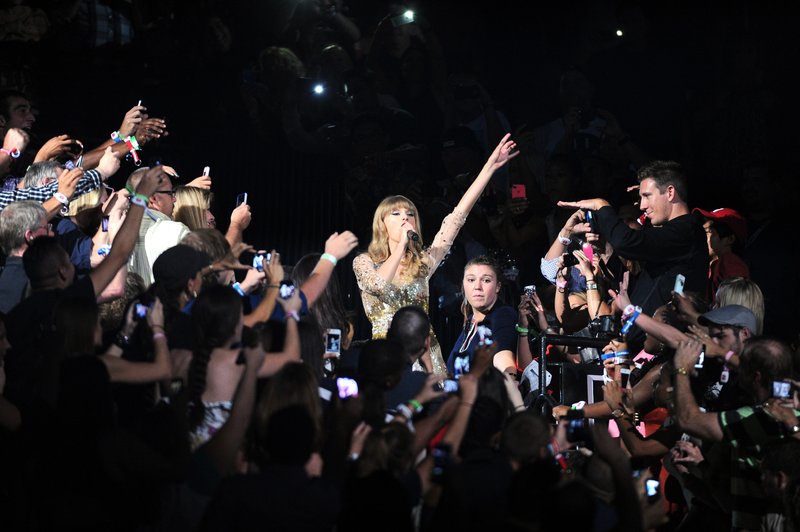 Taylor Swift — September 22 - iHeartRadio Music Festival — photo 253