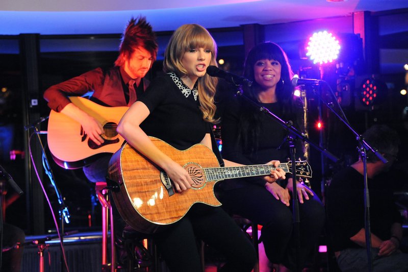 Taylor Swift — January 28 - Live on the Seine — photo 2