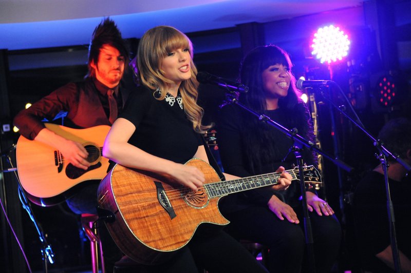 Taylor Swift — January 28 - Live on the Seine — photo 5