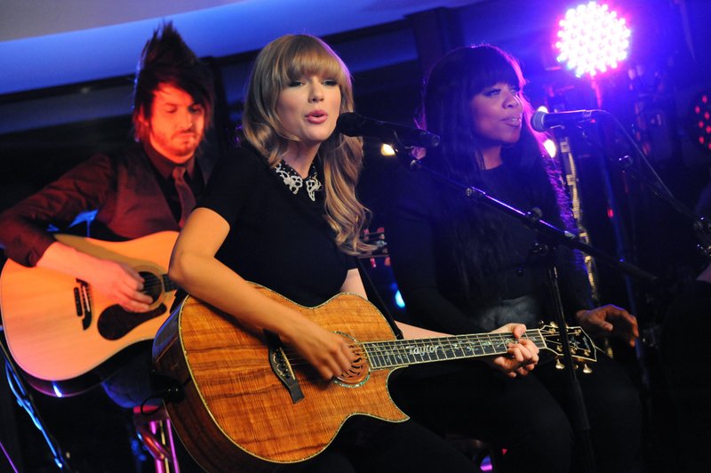 Taylor Swift — January 28 - Live on the Seine — photo 6