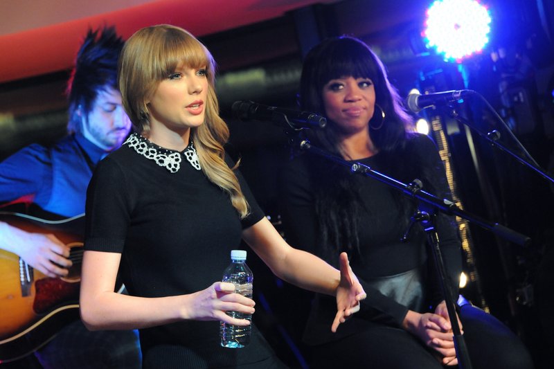 Taylor Swift — January 28 - Live on the Seine — photo 9