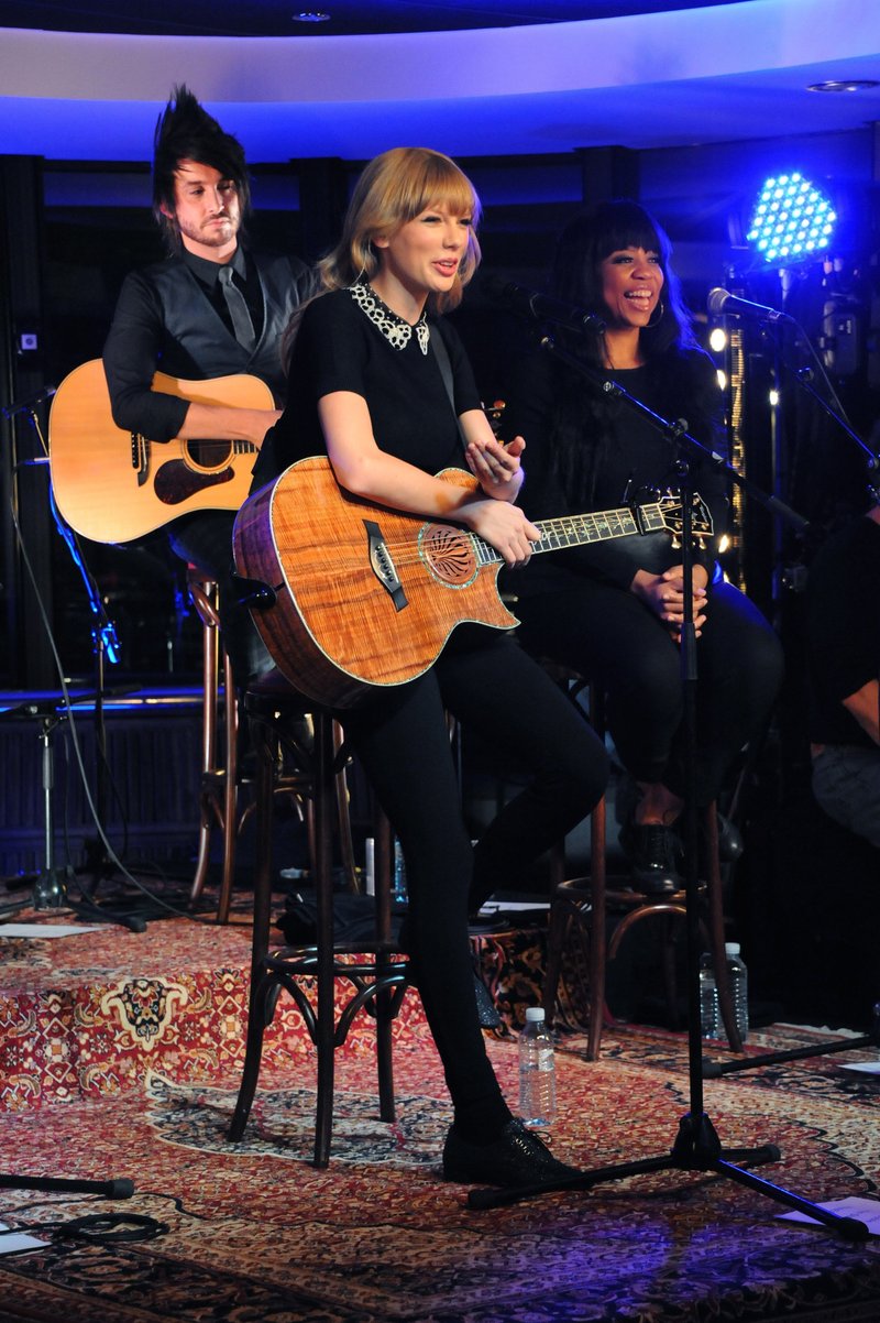 Taylor Swift — January 28 - Live on the Seine — photo 14