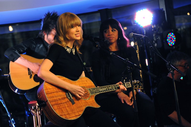 Taylor Swift — January 28 - Live on the Seine — photo 17