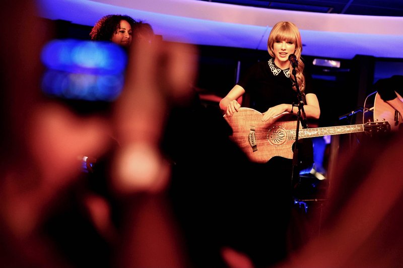 Taylor Swift — January 28 - Live on the Seine — photo 24