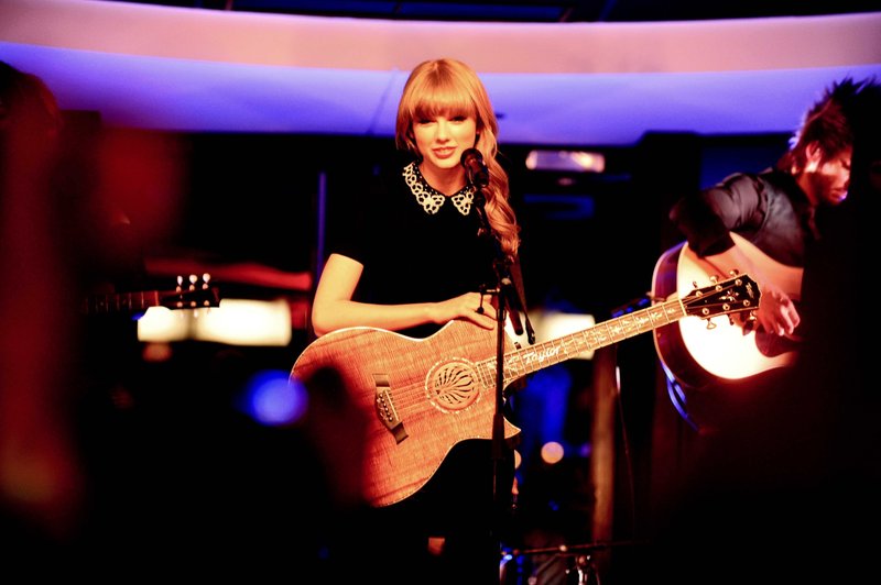 Taylor Swift — January 28 - Live on the Seine — photo 25