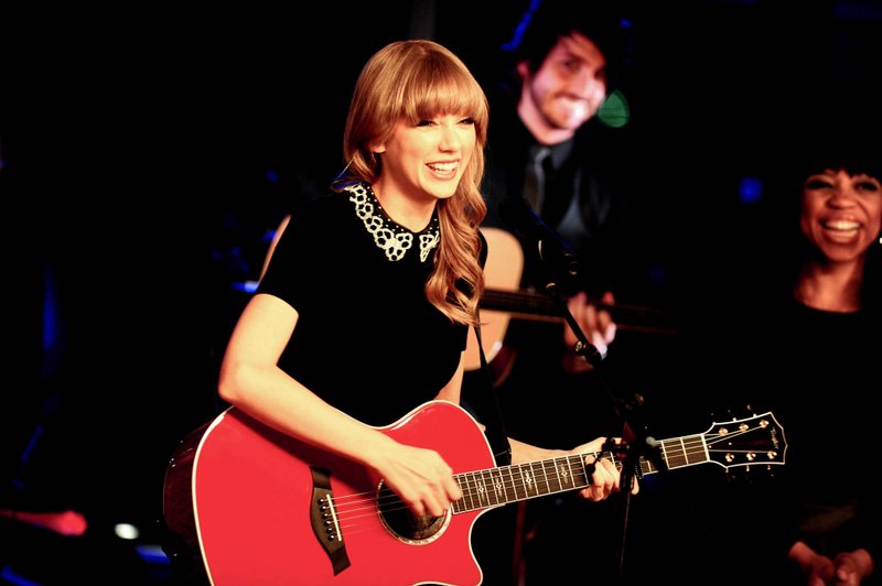Taylor Swift — January 28 - Live on the Seine — photo 26