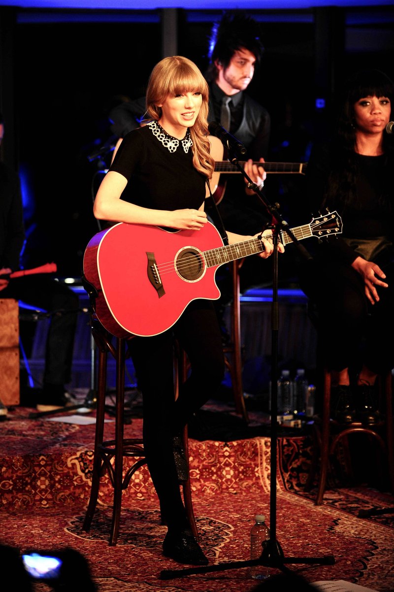Taylor Swift — January 28 - Live on the Seine — photo 27