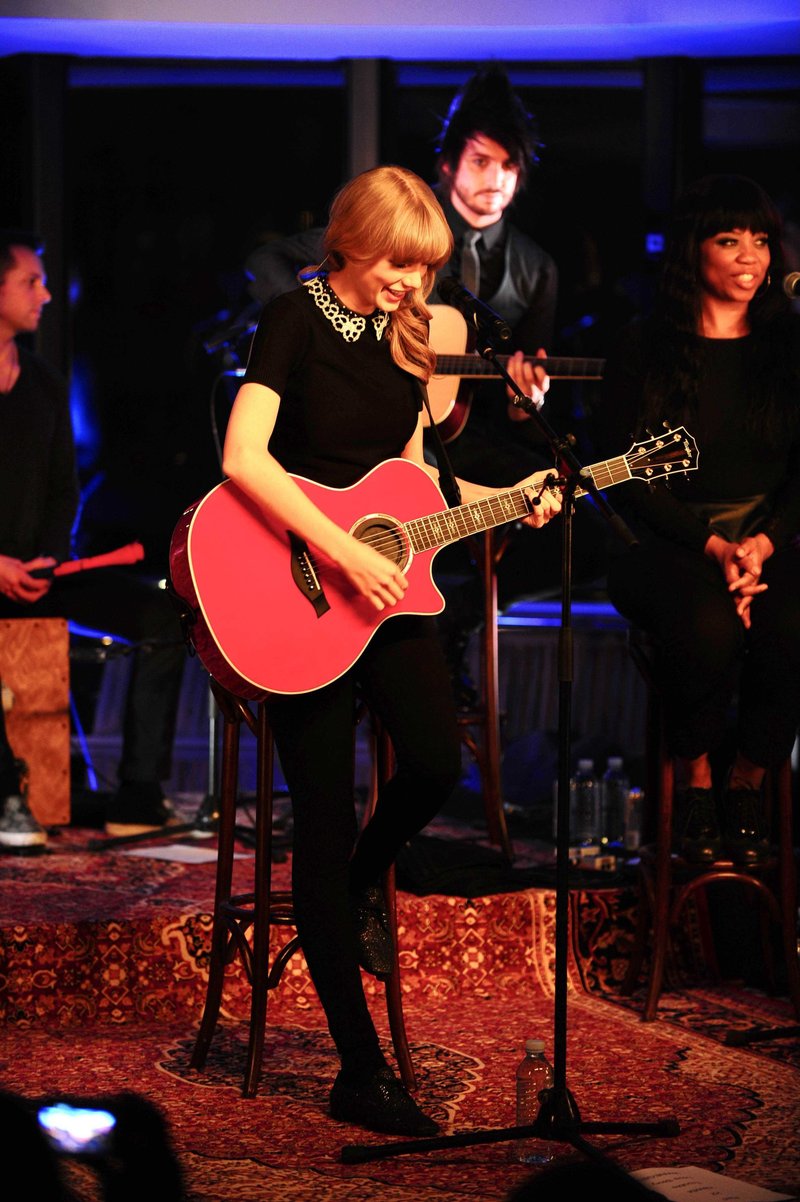 Taylor Swift — January 28 - Live on the Seine — photo 29