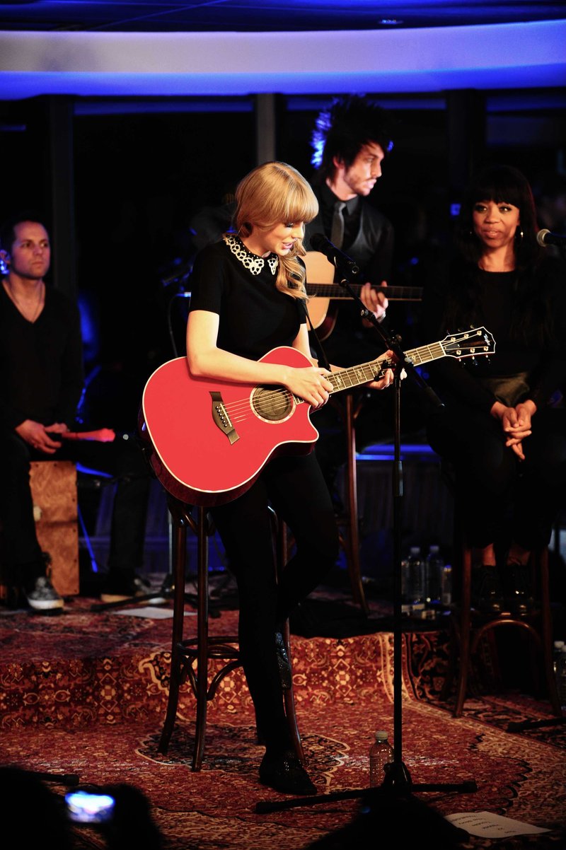 Taylor Swift — January 28 - Live on the Seine — photo 30