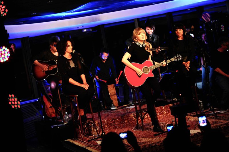 Taylor Swift — January 28 - Live on the Seine — photo 31