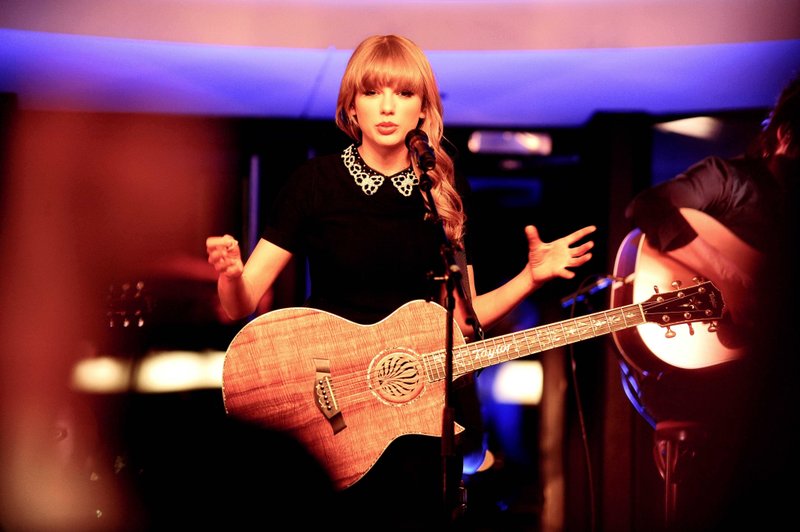 Taylor Swift — January 28 - Live on the Seine — photo 36