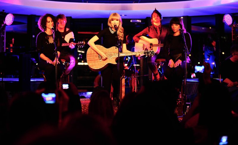 Taylor Swift — January 28 - Live on the Seine — photo 37