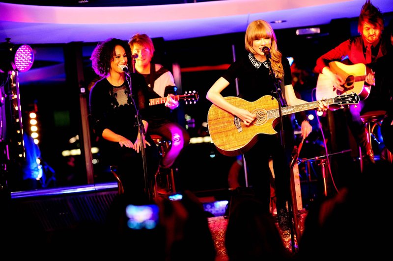 Taylor Swift — January 28 - Live on the Seine — photo 38