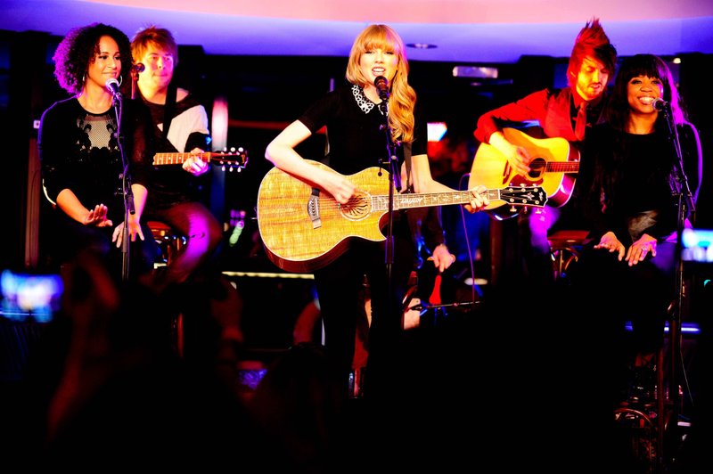 Taylor Swift — January 28 - Live on the Seine — photo 39