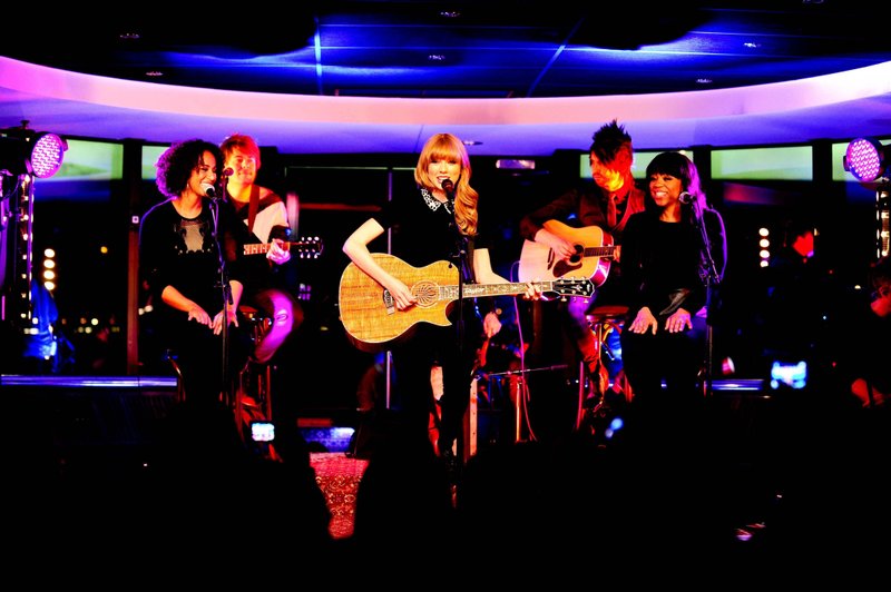 Taylor Swift — January 28 - Live on the Seine — photo 40