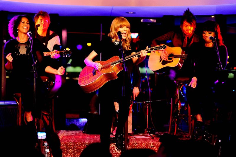 Taylor Swift — January 28 - Live on the Seine — photo 41