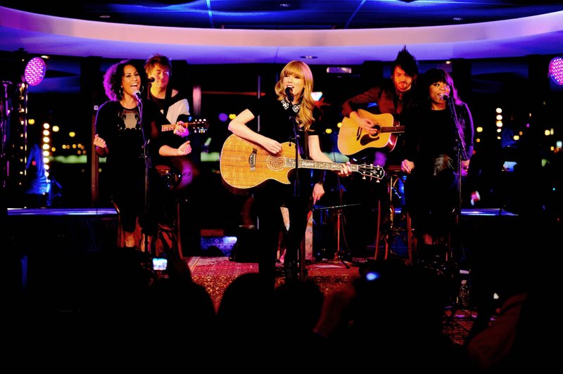Taylor Swift — January 28 - Live on the Seine — photo 42