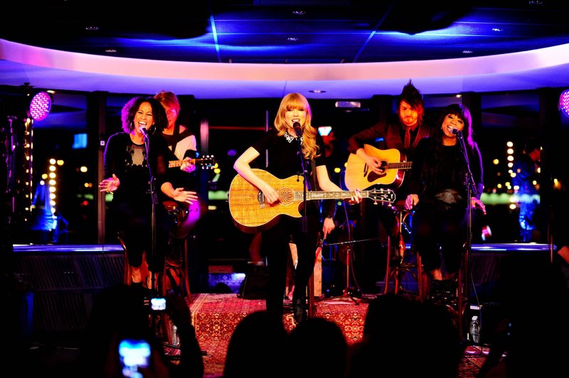 Taylor Swift — January 28 - Live on the Seine — photo 43