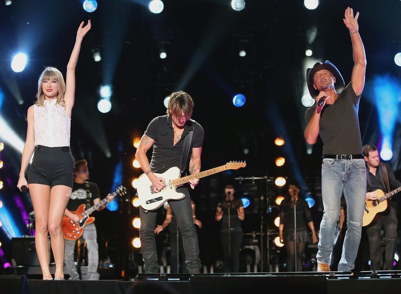 Taylor Swift — June 6 - CMA Music Festival — photo 27