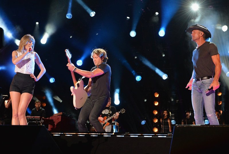 Taylor Swift — June 6 - CMA Music Festival — photo 45