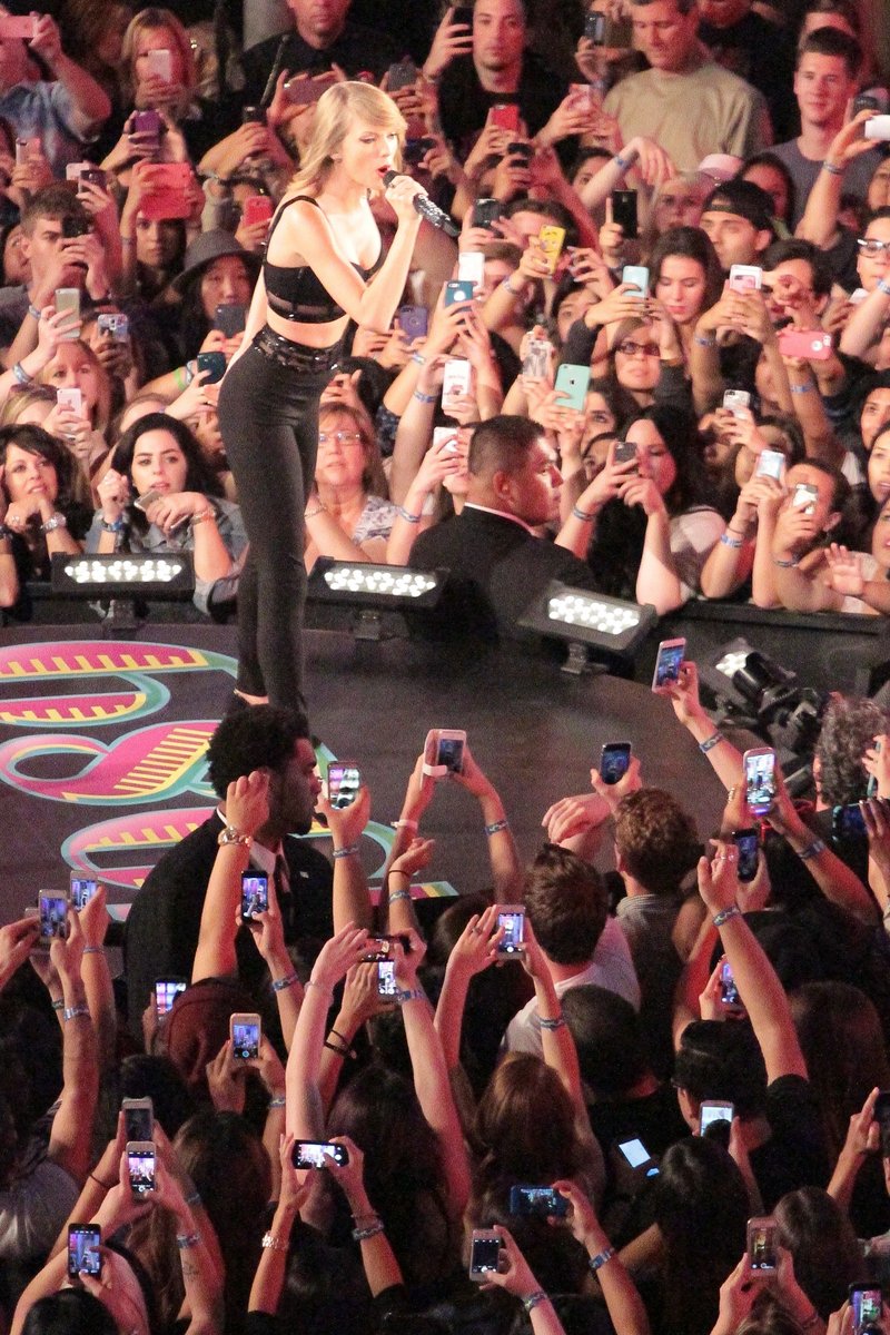 Taylor Swift — October 23 - Jimmy Kimmel Live — photo 4