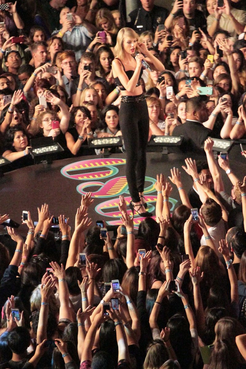Taylor Swift — October 23 - Jimmy Kimmel Live — photo 6