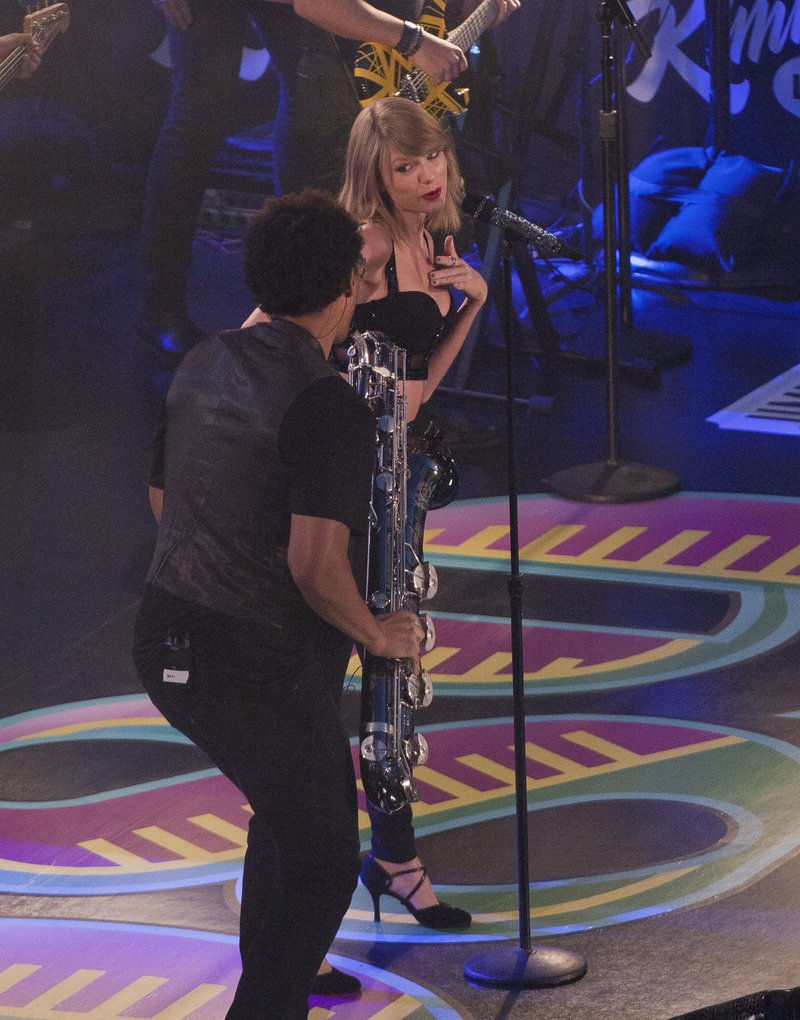 Taylor Swift — October 23 - Jimmy Kimmel Live — photo 21