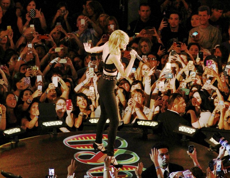 Taylor Swift — October 23 - Jimmy Kimmel Live — photo 64