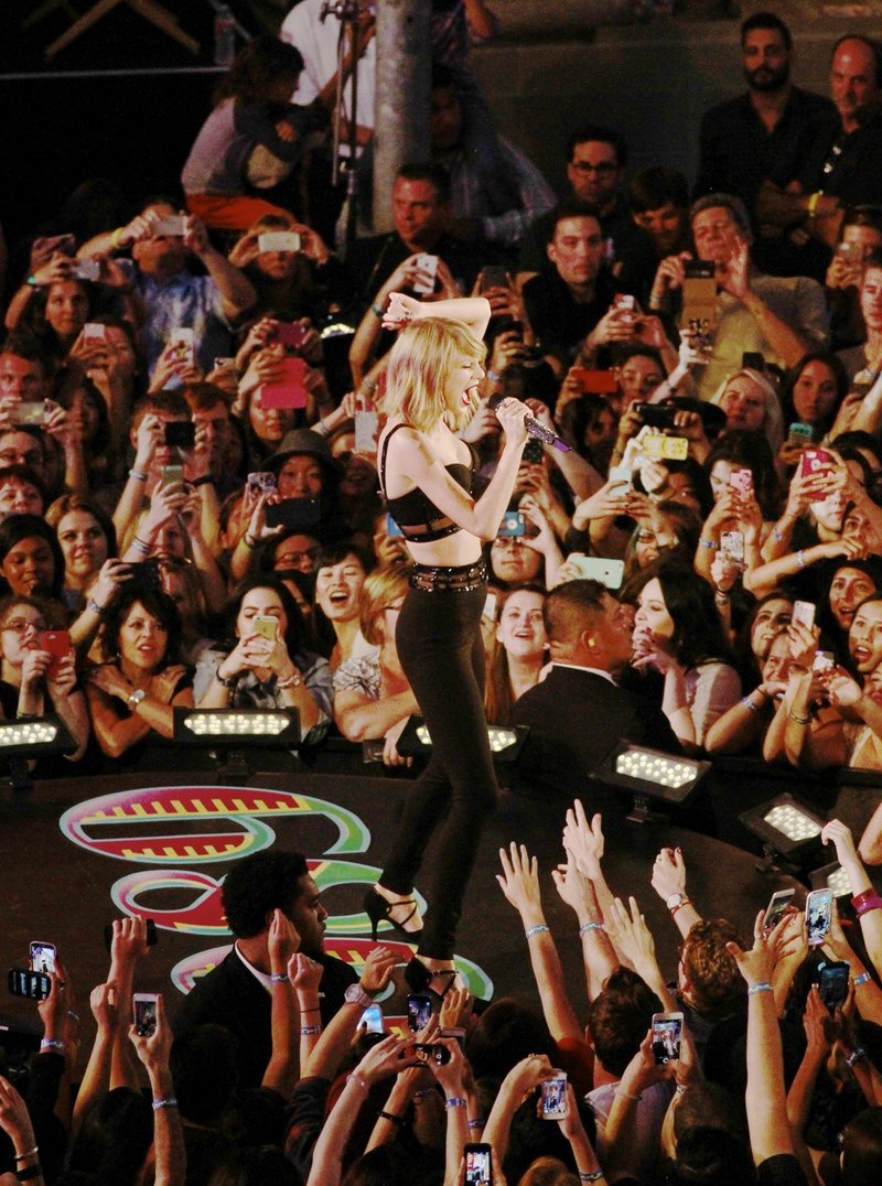 Taylor Swift — October 23 - Jimmy Kimmel Live — photo 74