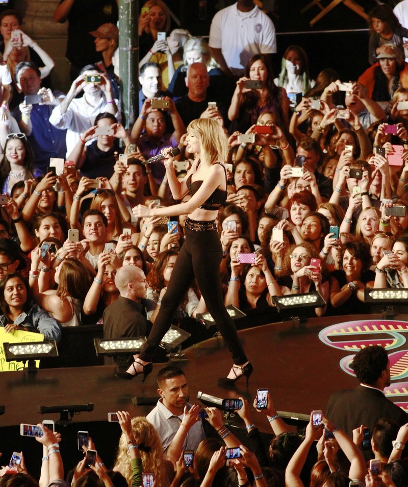 Taylor Swift — October 23 - Jimmy Kimmel Live — photo 77