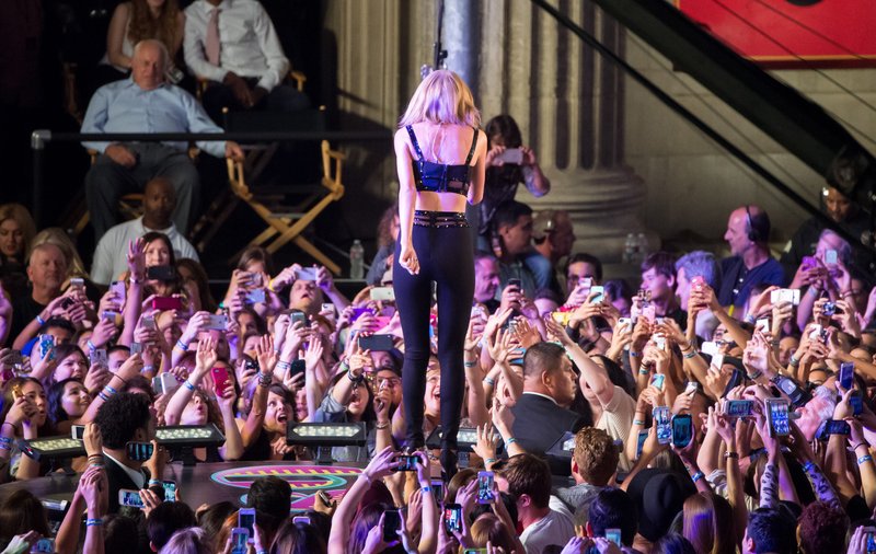 Taylor Swift — October 23 - Jimmy Kimmel Live — photo 132