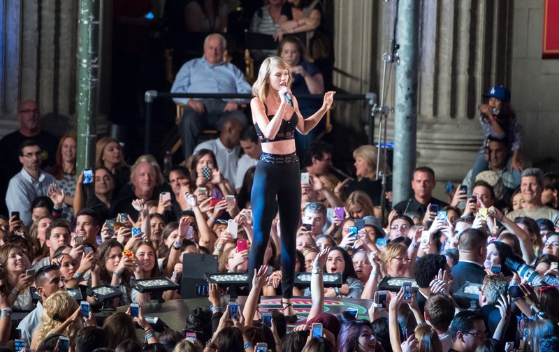 Taylor Swift — October 23 - Jimmy Kimmel Live — photo 138