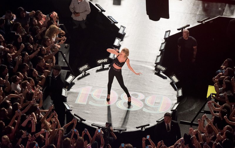 Taylor Swift — October 23 - Jimmy Kimmel Live — photo 297