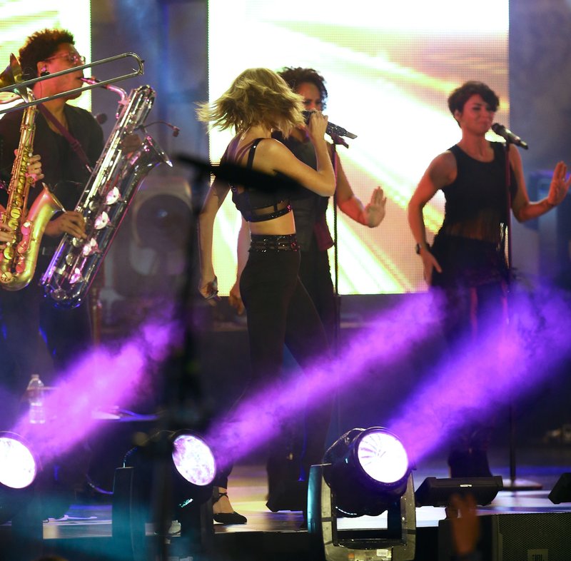 Taylor Swift — October 23 - Jimmy Kimmel Live — photo 313