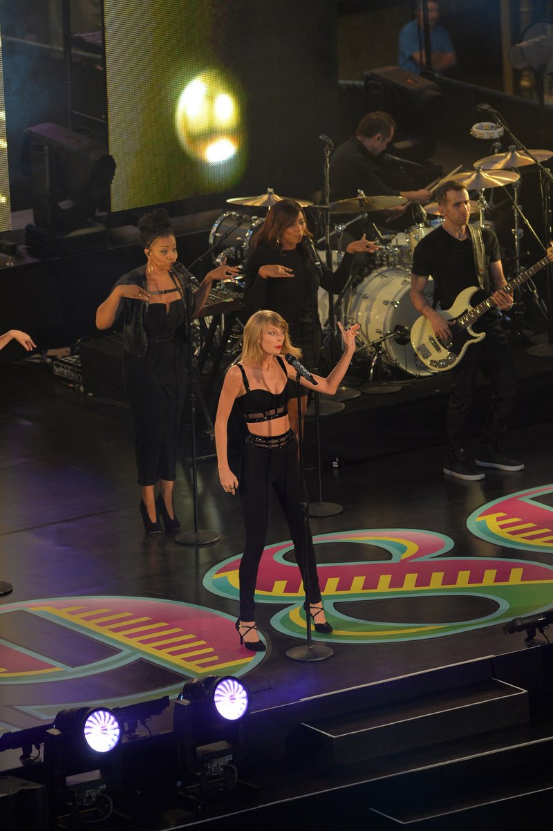 Taylor Swift — October 23 - Jimmy Kimmel Live — photo 360