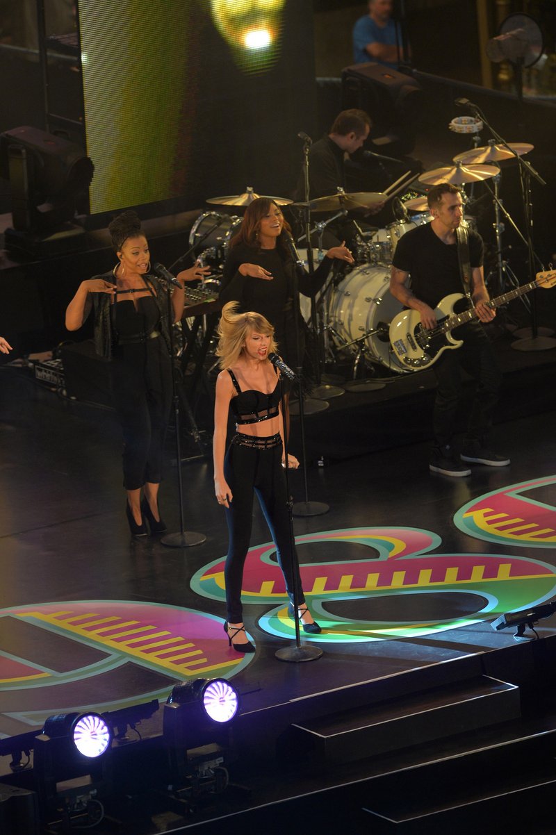 Taylor Swift — October 23 - Jimmy Kimmel Live — photo 364