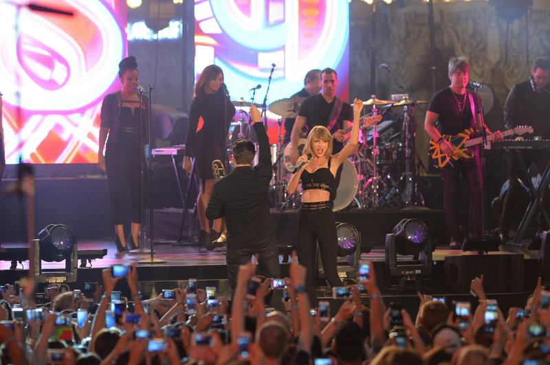 Taylor Swift — October 23 - Jimmy Kimmel Live — photo 365