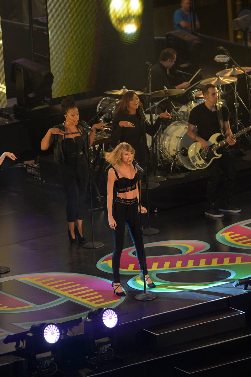 Taylor Swift — October 23 - Jimmy Kimmel Live — photo 366