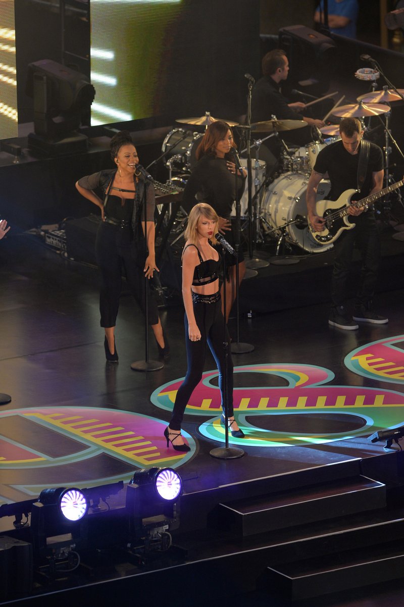 Taylor Swift — October 23 - Jimmy Kimmel Live — photo 367