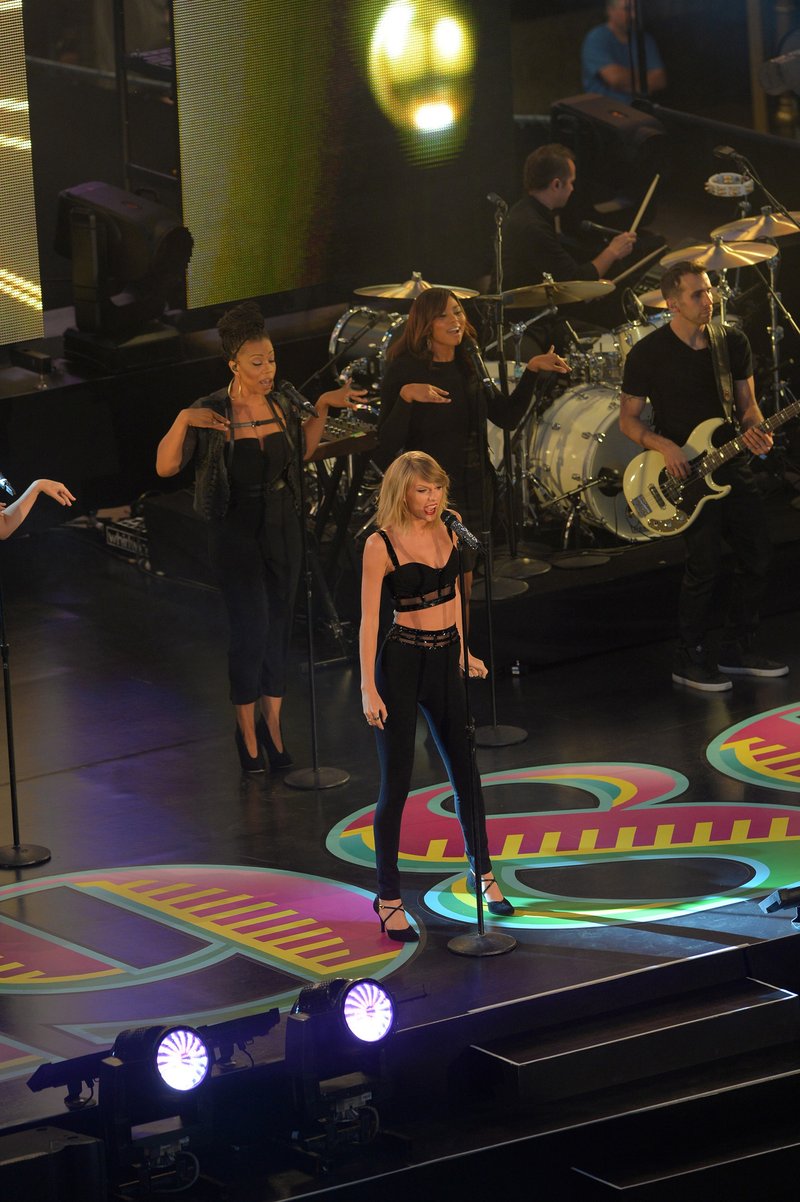 Taylor Swift — October 23 - Jimmy Kimmel Live — photo 369